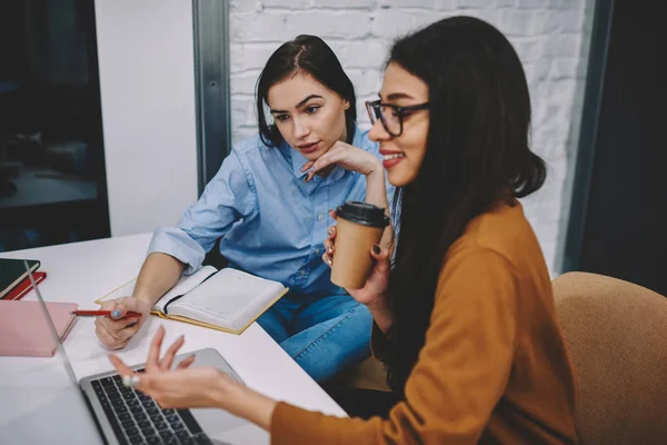 Dizüstü bilgisayardaki bilgilere web birlikte araştırma yapma ve verimli işbirliği olan sayfada işaret meslektaşları tarama proje çözümleri tartışmak profesyonel kadın çalışanların