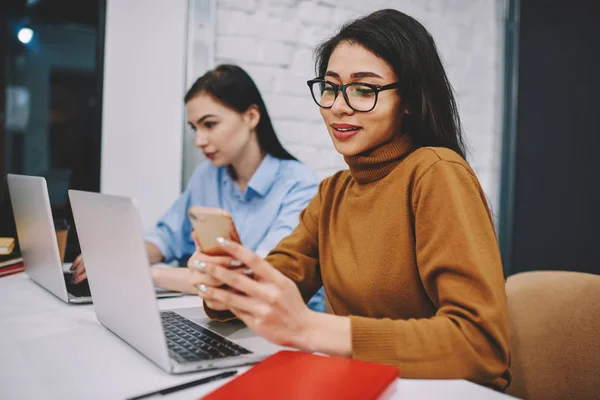 Chica Hipster Positiva Charlando Las Redes Sociales Con Amigos Través — Foto de Stock