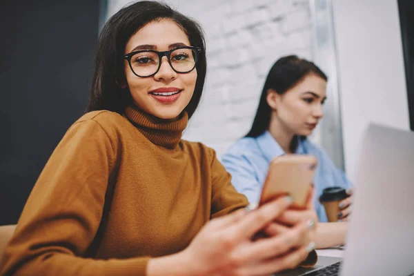 Retrato Menina Hipster Sorridente Óculos Olhando Para Câmera Segurando Celular — Fotografia de Stock