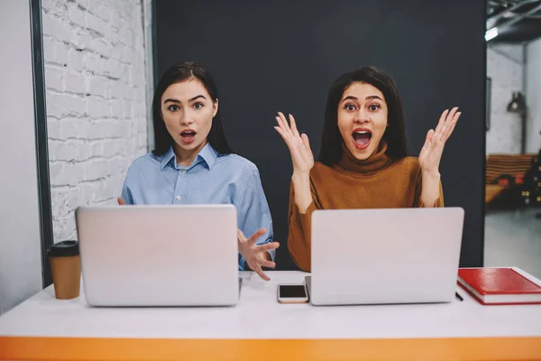 Les Jeunes Femmes Émotionnelles Excitées Par Allocation Victoire Pour Leur — Photo