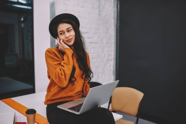 Mobil arkadaş grubu Smartphone, şirin neşeli hippi kız modern cep kampüs içinde oturup konuşurken konuşmayı casual elbise genç güzel pozitif kadın serbest meslek giymiş