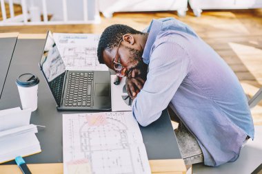 Masaüstü mesai uyuyan erkek mimar koyu derili ve duygu yorgun, Afro-Amerikan freelancer işkolik vurguladı süre önce proje tamamlama bitkin ve boşa çıkarmak