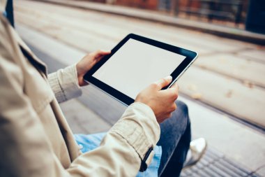 Internet reklam için kopyalama alanı alanı ile boş ekran ile dijital dokunmatik ped cihaz tutan eller görünümünü kırpılmış. Modern tablet sahte alanı ile uygulama yükleme