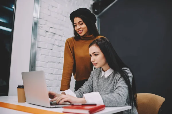 Jóvenes Chicas Hipster Viendo Webinar Para Aprender Información Universidad Junto —  Fotos de Stock