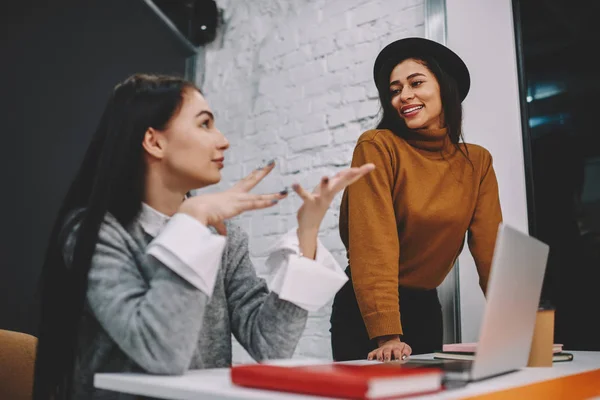 Happy Young Woman Looking Colleague Gesturing While Explaining Creative Solution — Stock Photo, Image