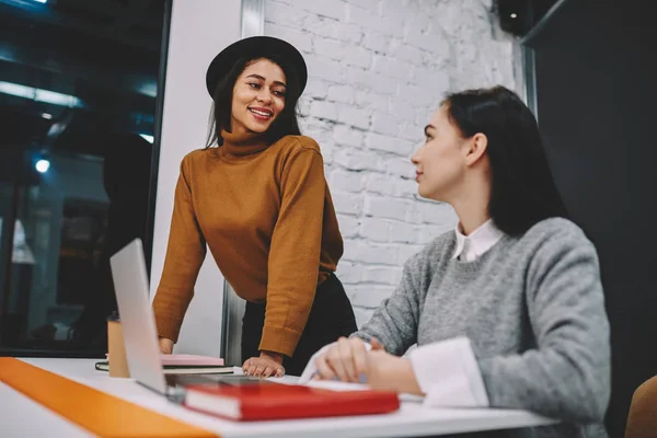 Menina Hipster Sorridente Desfrutando Conversa Amigável Com Colega Sala Aula — Fotografia de Stock