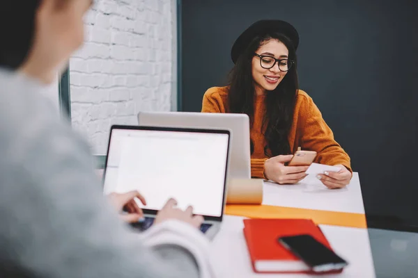 Vista Posteriore Talentuosa Studentessa Che Cerca Informazioni Utili Nel Sito — Foto Stock