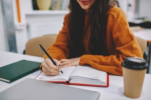 Imagine Decupată Unei Studente Talentate Care Face Notații Notepad Timp — Fotografie, imagine de stoc