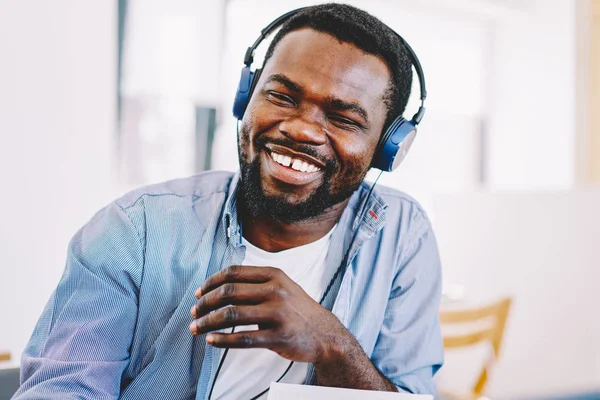 Vidám Afro Amerikai Csípő Srác Nevetve Miközben Hallgató Audio Könyv — Stock Fotó