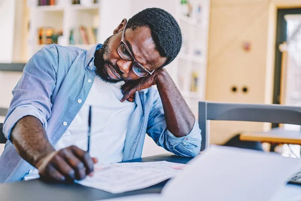 Ernsthafter Afrikanisch Amerikanischer Student Verwirrt Bei Hausaufgaben Schreibtisch Sitzend Ernsthafter — Stockfoto