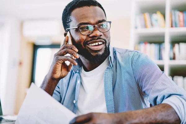 Fröhlicher Dunkelhäutiger Hipstertyp Brille Der Beim Telefonieren Lächelnd Wegschaut Junger — Stockfoto