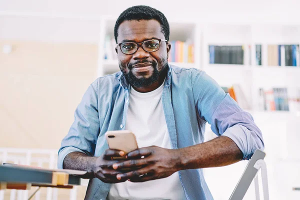 Portrait Handsome African American Hipster Guy Holding Mobile Phone Networking — Stock Photo, Image