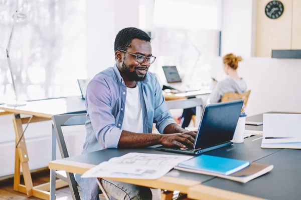 Sonriendo Afroamericano Estudiante Masculino Escribiendo Ordenador Portátil Chat Red Social — Foto de Stock