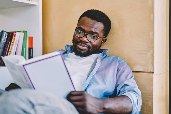 Porträtt Allvarliga Afroamerikanska Hipster Guy Glasögon För Vision Skydd Besviken — Stockfoto