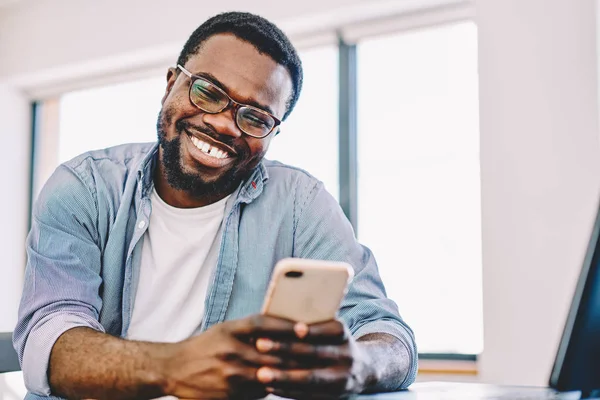 Веселый Афроамериканец Хипстер Смеется Над Смешным Видео Смартфоне Свободное Время — стоковое фото