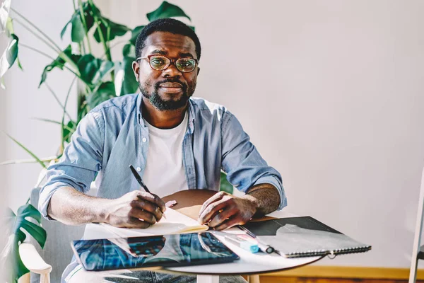 Portrait Serious Dark Skinned Male Designer Sitting Desktop Working Process — Stock Photo, Image