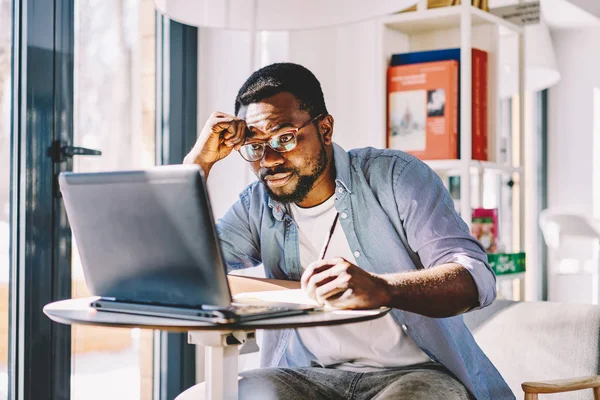 Kontemplativer Dunkelhäutiger Student Der Webinar Laptop Verfolgt Hausaufgaben Für Online — Stockfoto