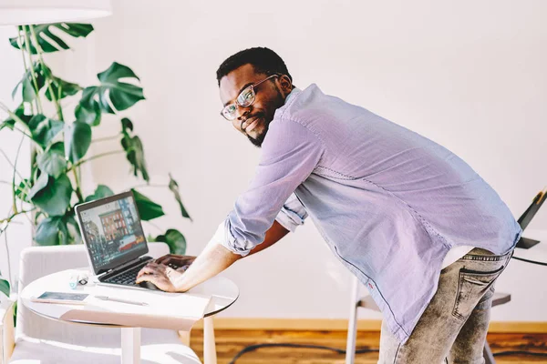 Serious Dark Skinned Male Programmer Updating Software Laptop Computer Standing — Stock Photo, Image