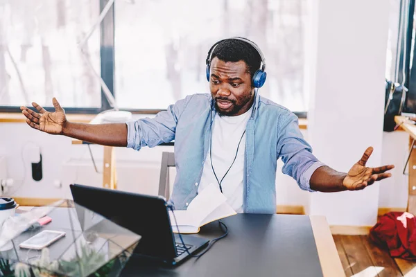 Emotionele Donker Gevild Mannelijk Voetbal Fan Kijken Online Wedstrijd Laptopcomputer — Stockfoto