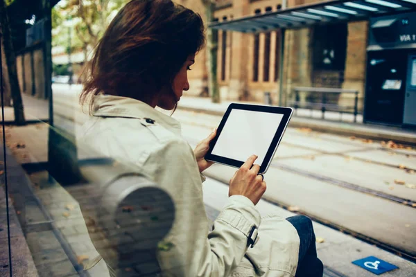 Mujer Joven Pensativa Leyendo Libro Tableta Digital Con Pantalla Espacio — Foto de Stock