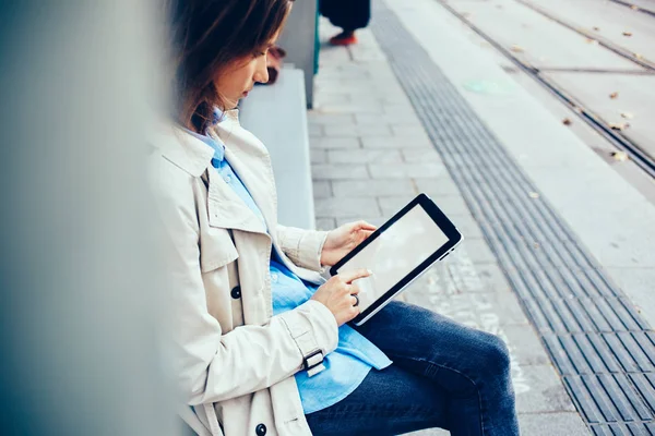 Vista Lateral Jovem Mulher Tocando Com Dedo Exibição Simulada Tablet — Fotografia de Stock