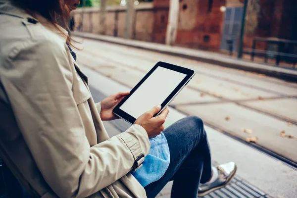 Vista Recortada Das Mãos Mulher Segurando Dispositivo Touch Pad Digital — Fotografia de Stock