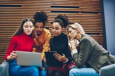 Ortak proje planlama ve birlikte netbook kullanarak olay organize çok ırklı kadın dizüstü bilgisayar ve işleç, çağrı bilgi tarama için araştırma yapan genç kadın çalışanlar mürettebatı