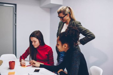 Business School'a başlangıç planlama, araştırma yapan çalışanlar çalışma süreci kontrol müreffeh şirket sahibi hakkında bilgi açıklayan koç ile ders olan genç kız öğrenci