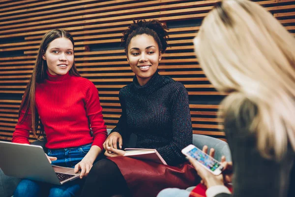 多种族微笑的女学生利用现代技术在大学里一起休息 年轻女性正在开会讨论创业业务的合作细节 — 图库照片