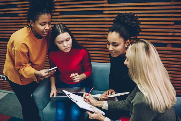 Jóvenes Chicas Hipster Llenan Formularios Inscripción Cursos Negocios Utilizando Tecnología —  Fotos de Stock