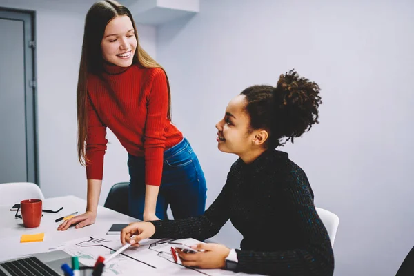 Smilende Kvinnelige Studenter Fornøyde Med Gjøre Kreativ Løsning Sammen Samarbeid – stockfoto