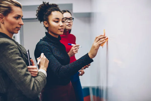 African American Kobiet Student Pomocą Naklejek Flipchart Wyjaśnienie Idei Podczas — Zdjęcie stockowe