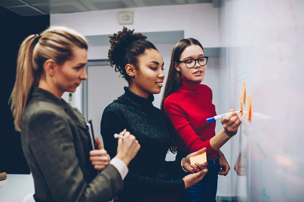 Clevere Studentin Schreibt Bord Ihrer Idee Kollegen Erklären Multiethnische Crew — Stockfoto