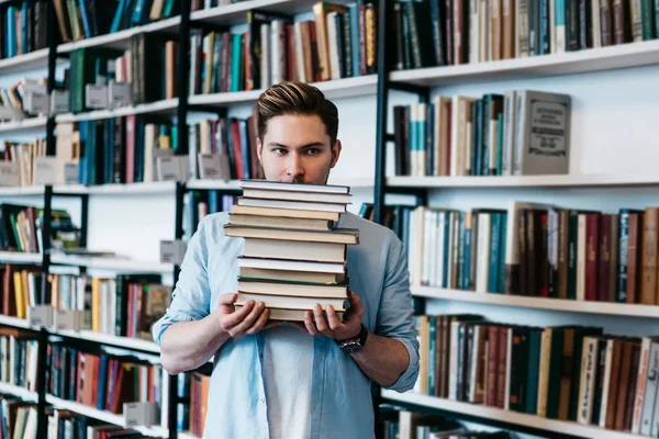 Jovem Persistente Sobrecarregado Desgaste Casual Segurando Muitos Livros Literatura Mãos — Fotografia de Stock