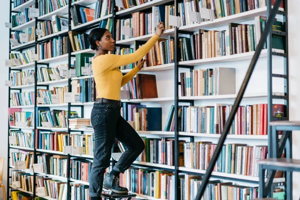 아프리카계 미국인 캐주얼 준비를 문학도 어두운 Hipster 도서관에서 시간을 보내는 — 스톡 사진