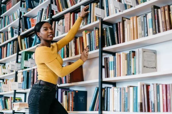 Portrait Une Jolie Jeune Femme Peau Foncée Choisissant Livre Dans — Photo