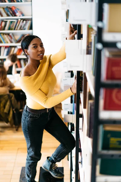 Portrét Nádherná Africká Americká Bokovky Studenta Usmívá Kameru Při Výběru — Stock fotografie