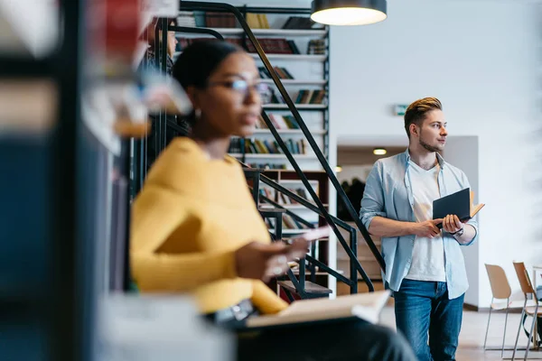 Selektywny Fokus Rozważała Kaukaski Hipster Student Odwracając Stojąc Bibliotece Trzymając — Zdjęcie stockowe