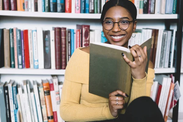 Positieve Jonge African American Vrouw Brillen Voor Visie Correctie Lachen — Stockfoto