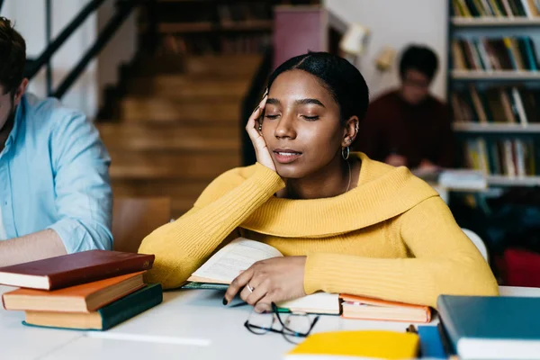 Müder Afrikanisch Amerikanischer Student Freizeitkleidung Schlafend Schreibtisch Sitzend Mit Vielen — Stockfoto