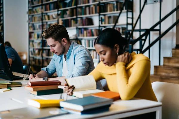 Concentrated Multicultural Students Preparing Upcoming Exams Reading Textbooks Library Caucasian — Stock Photo, Image