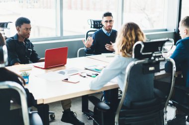 Genç kişilik ekip işbirliği şık ofis planı tartışmaya birbirleriyle iletişim formal giyim giymiş. Erkek ve kadın profesyonel bilgilendirme toplantısı Grup
