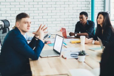 Çok kültürlü bir grup formal giyim yeni proje bilgilendirme toplantısı ofis iç için yaratıcı fikirler tartışırken genç insan. Planlama Organizasyon süreci çeşitli kadın ve erkek çalışanlar