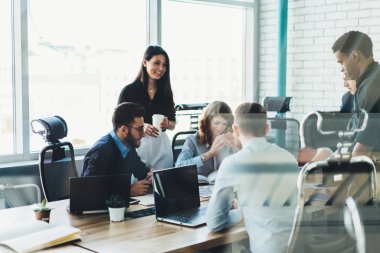 Birbirleri ile bilgilendirme toplantısı modern ofiste gelişmekte olan iş proje üzerinde işbirliği yaratıcı çok kültürlü genç insanlar. Şirket teamworking başlangıçta erkek ve kadın çalışanları