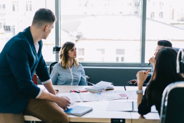 Grup işbirliği tablo modern ofis kroki ile Toplantı oturma planını tartışıyor yaratıcı genç insan. Resmi profesyonellerin takım giymek brifing toplantı sırasında işbirliği