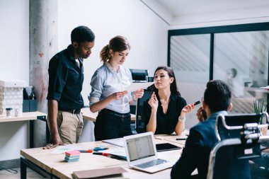 Erkek ve kadın çalışanların birlikte finans şirkette çalışan formal giyim giymiş. Çalışma strateji Office birlikte çalışma çok kültürlü gençler. Yeni proje üzerinde işbirliği süreci