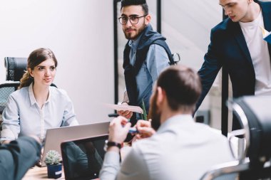 Formal giyim organizasyon planı beyin fırtınası toplantısı modern ofiste işbirliği tartışırken genç profesyonellerin farklı takım. Kadın ve erkek meslektaşları ortak görev üzerinde işbirliği