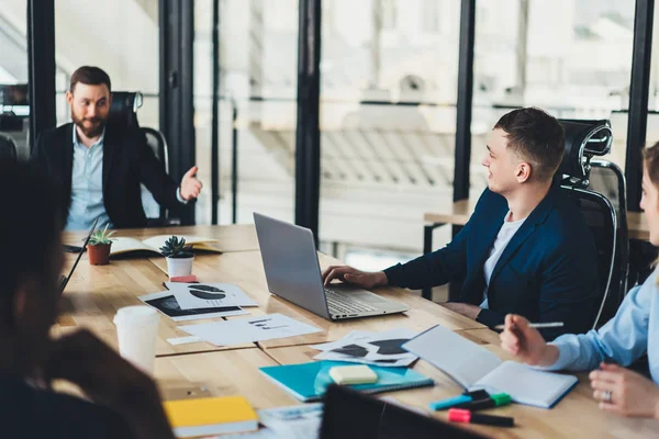 Homme Fier Discuter Plan Collaboration Avec Des Employés Créatifs Vêtus — Photo