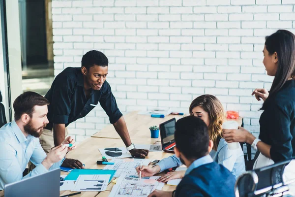 Flerkulturelt Team Kreative Mannlige Kvinnelige Designere Som Jobber Med Utvikle – stockfoto