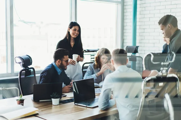 Jóvenes Creativos Multiculturales Que Cooperan Entre Desarrollo Proyectos Empresariales Que — Foto de Stock